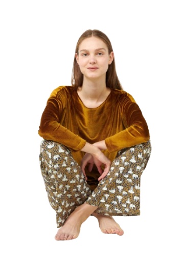 Pijama damă VAMP cu bluză catifelată și pantaloni lungi cu imprimeu – Micromodal & Elastan